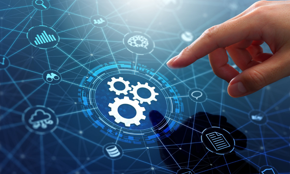 Holografisk representasjon av automatisering og systemintegrasjoner på digitalt grensesnitt med tannhjul og nettverksikoner.